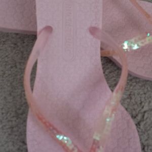 Rocket Dog Shoes - Rocket Dog Thong style Kitten Heel Sandal EUC Rocket Dog Shoes - Rocket Dog Thong style Kitten Heel Sandal EUC